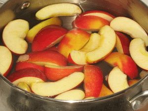 залить яблоки холодной водой